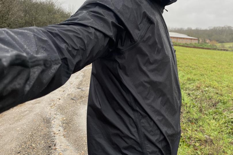 Le test de la veste Compressport Thunderstorm Waterproof 25/75