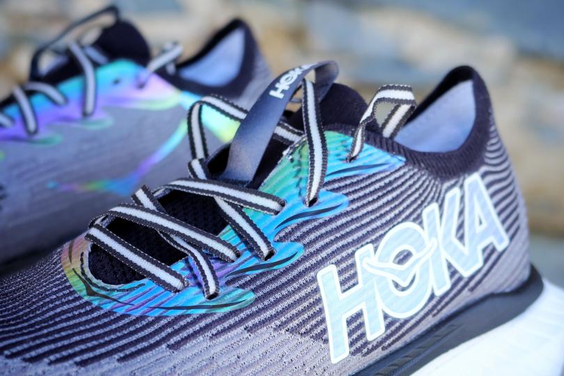 Zoom sur les lacets et la tige de la Hoka Cielo X1