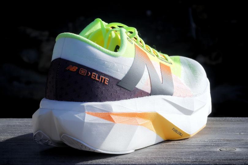 L'arrière de la New Balance FuelCell SC Elite V4