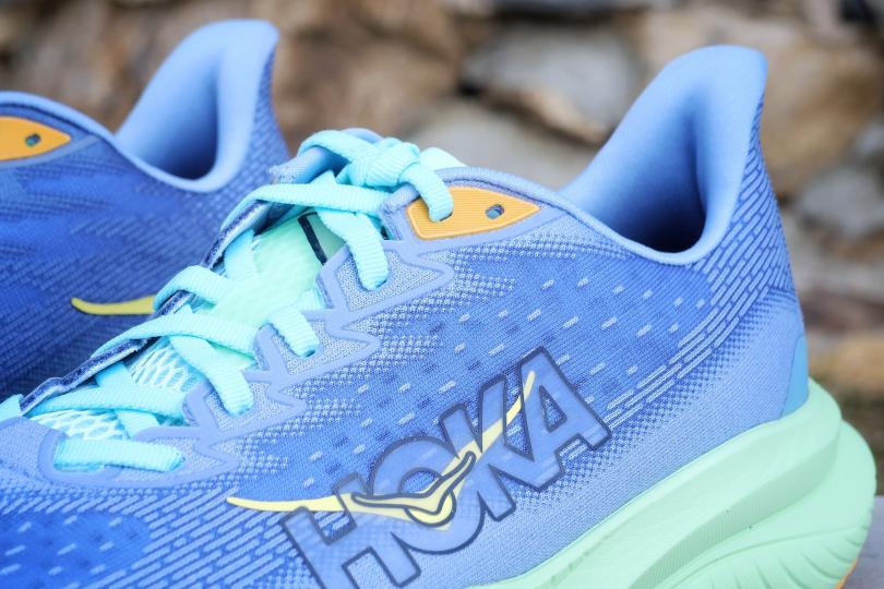 Les lacets et la languette de la Hoka Mach 6