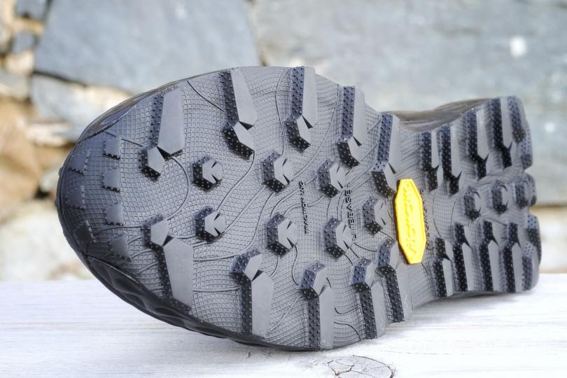 La semelle et les crampons de la NNormal Tomir 2