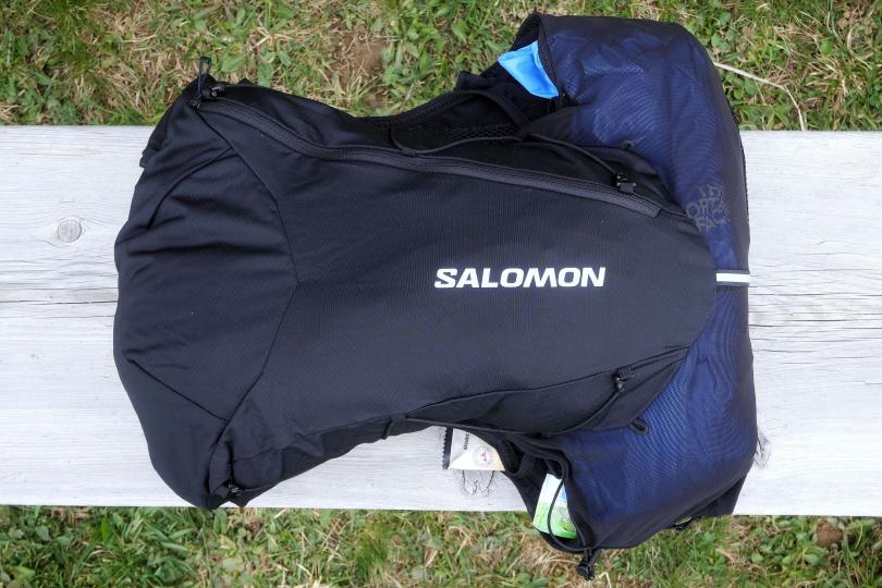 Le Salomon Adv Skin 12, vue par le dessus, le dos du sac rempli