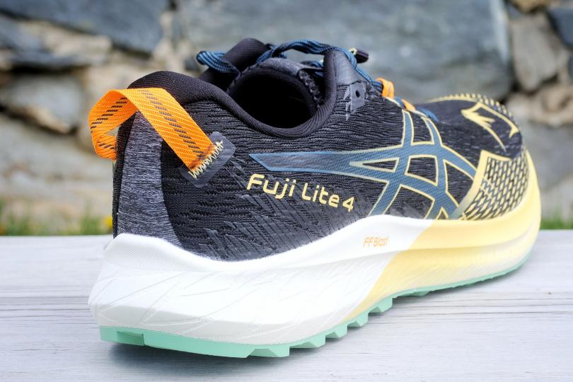 La Asics Fuji Lite 4, vue 3 quarts arrière