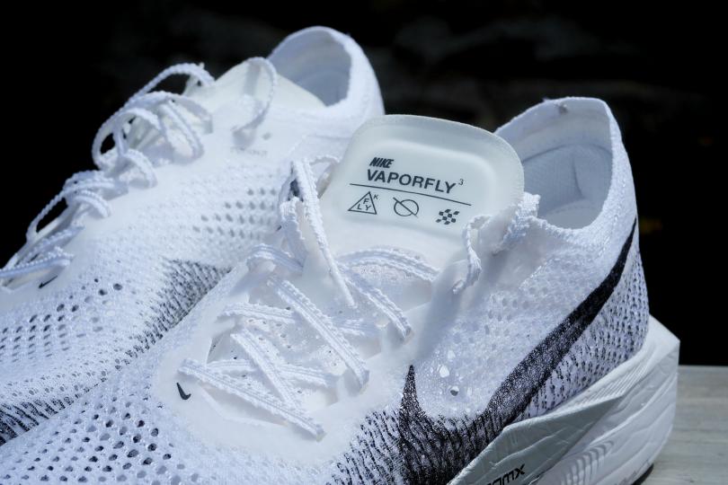 Les lacets et la languette de la Nike Vaporfly 3