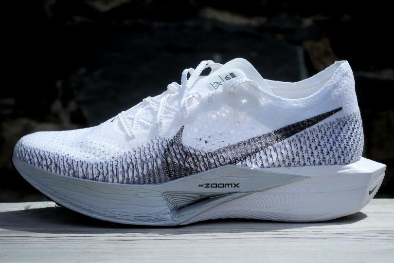 La Nike Vaporfly 3 vue de côté, transparence du mesh