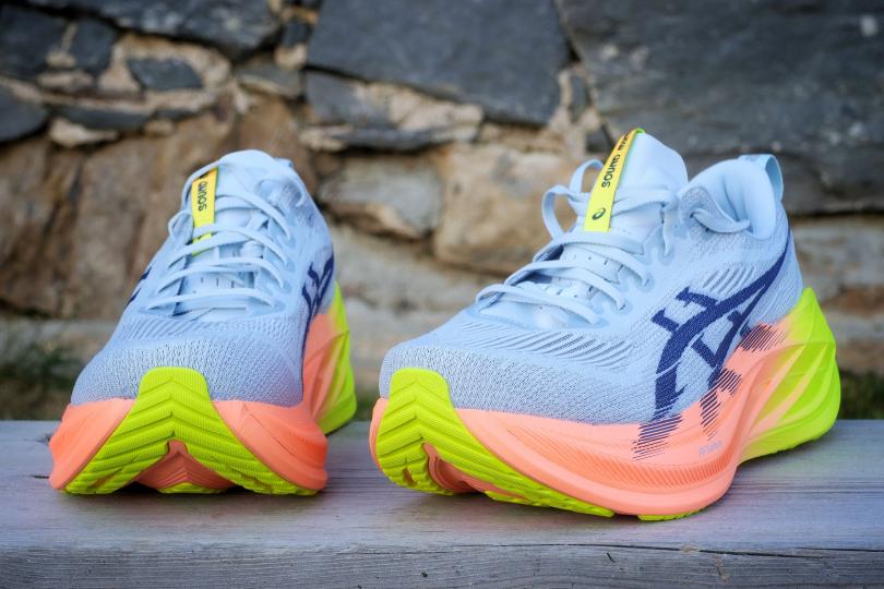 Les Asics SuperBlast 2