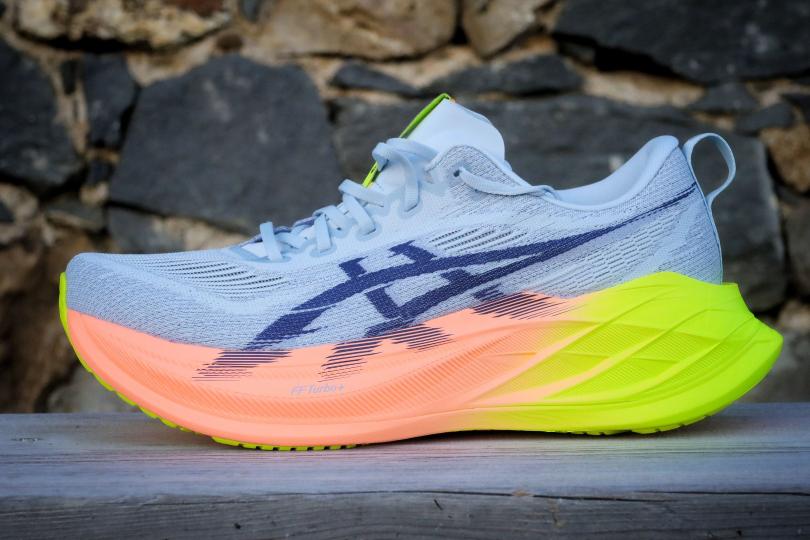 Asics SuperBlast 2, vue latérale