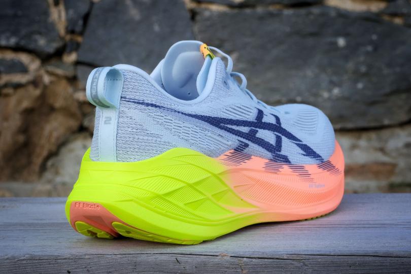 Asics SuperBlast 2, vue 3/4 arrière
