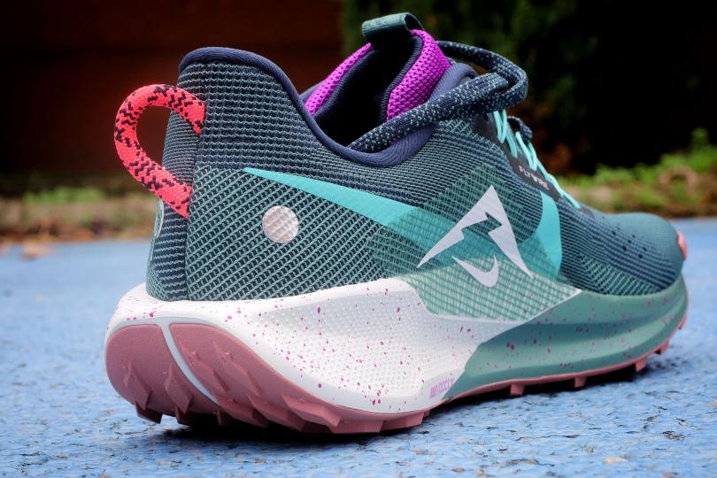 Le talon de la Nike React Pegasus Trail 5, vue arrière