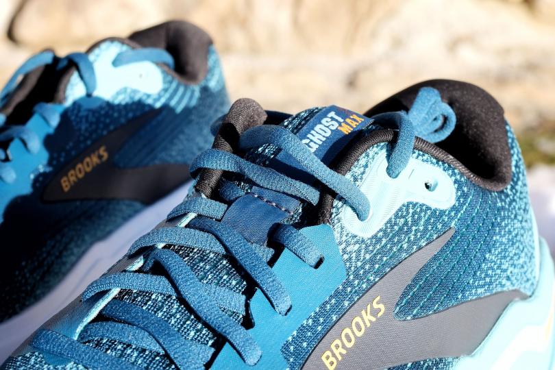Zoom sur les lacets et la languette des Brooks Ghost Max 2