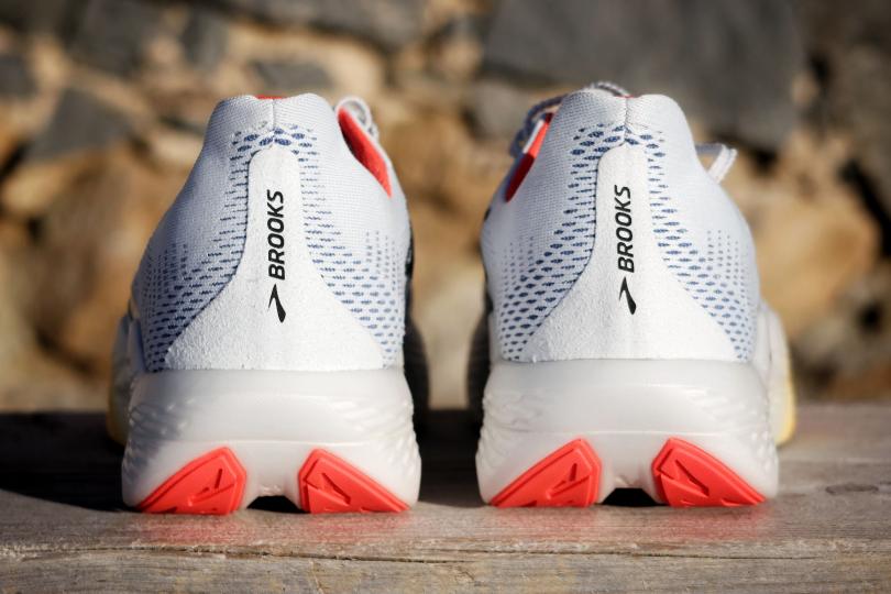 Les Brooks Hyperion Max 2, vue arrière sur les talons