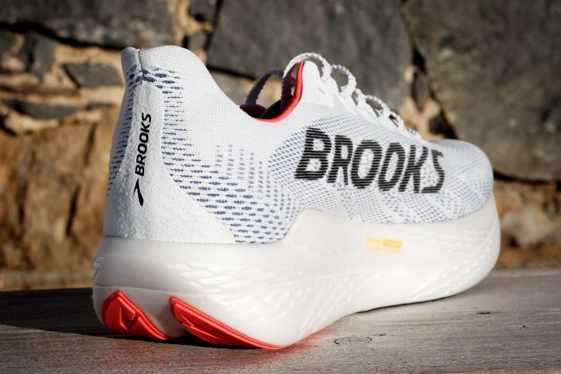 Brooks Hyperion Max 2, vue 3 quarts arrière
