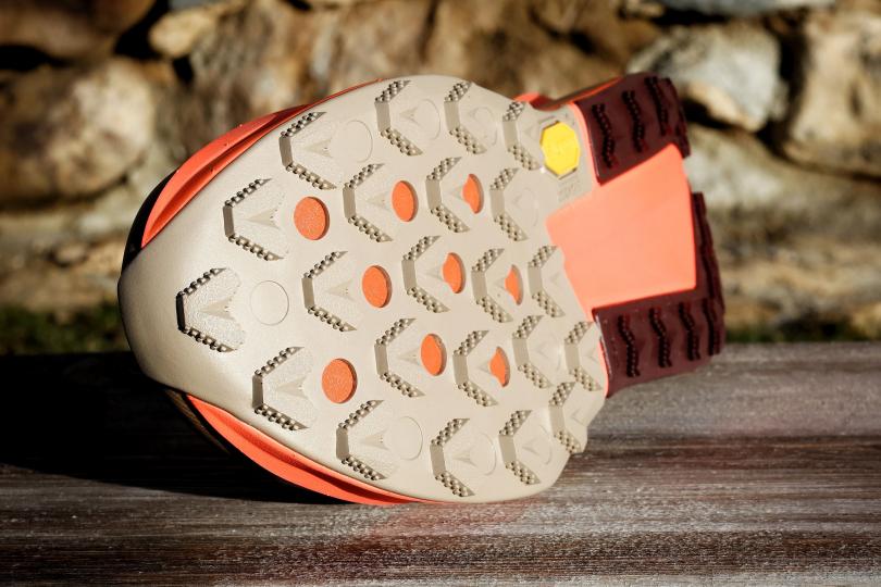 La semelle et les crampons vibram de la Nike Zegama Trail 2