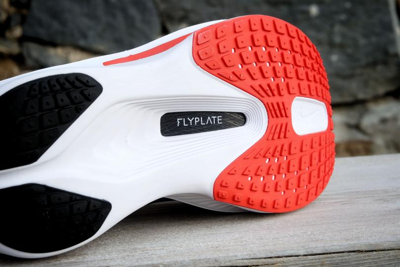 La semelle extérieure de la Nike Zoom Fly 6 et la plaque carbone apparente