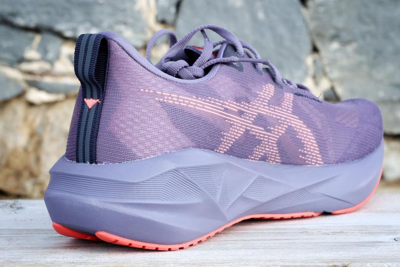 Asics Novablast 5, zoom arrière, le talon