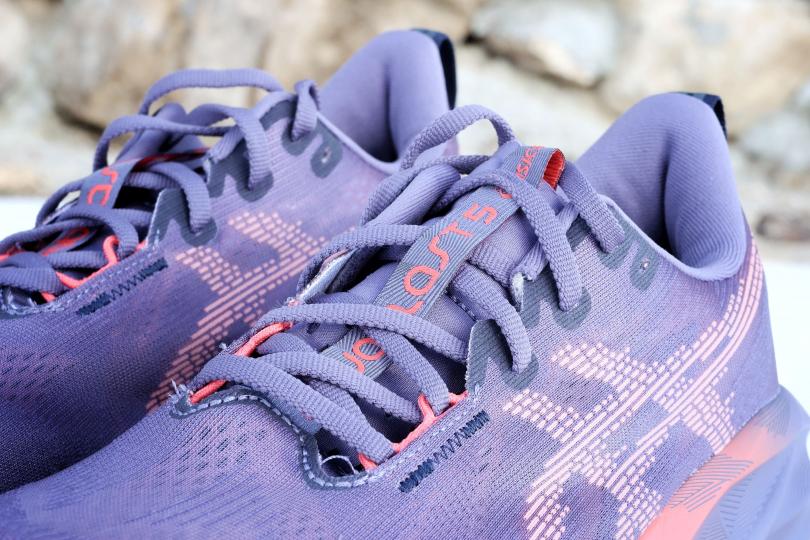 La languette et les lacets des Asics Novablast 5