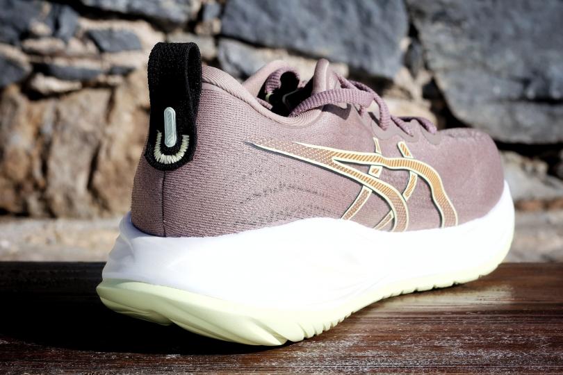 L'arrière de la Asics Gel Cumulus 27, le talon, le stack