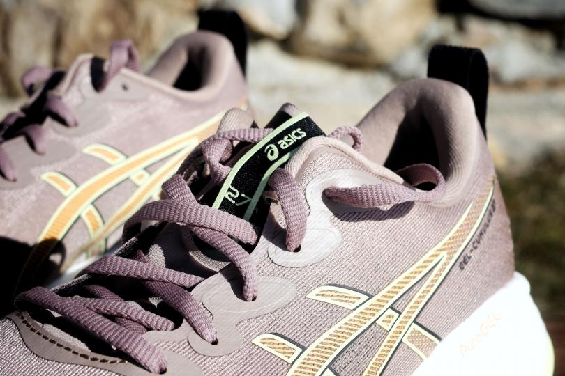La tige, la languette, les lacets des Asics Gel Cumulus 27