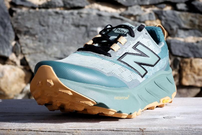 La New Balance Fresh Foam Hierro v9, vue sur l'avant, le pare-pierres