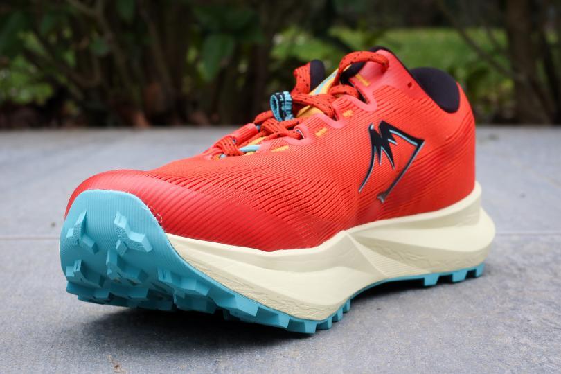 L'avant des Asics Fuji Lite 6, pare-pierres modéré