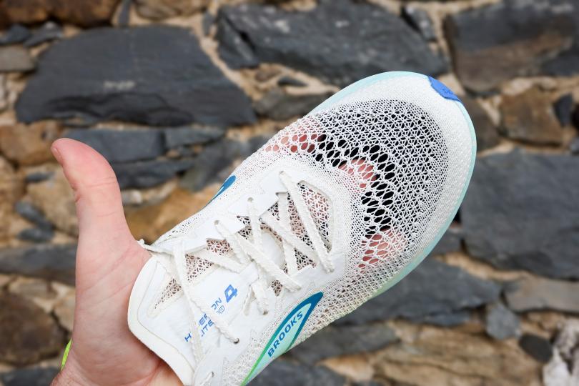 Le mesh très aéré des Brooks Hyperion Elite 4 PB