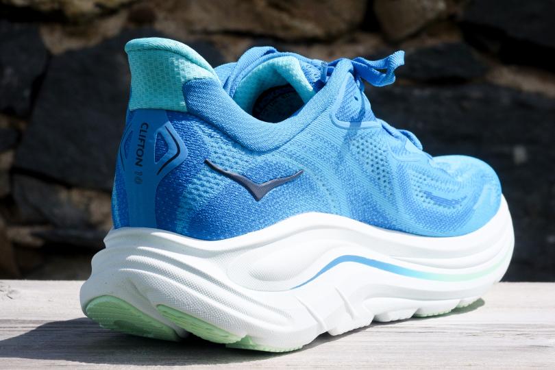 Hoka Clifton 10, vue 3/4 arrière