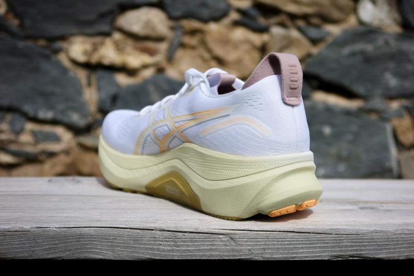 Asics Gel Kayano 32, vue 3 quarts arrière