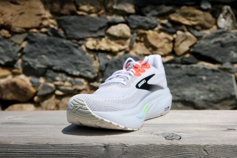 Brooks Ghost 17, vue 3 quarts avant