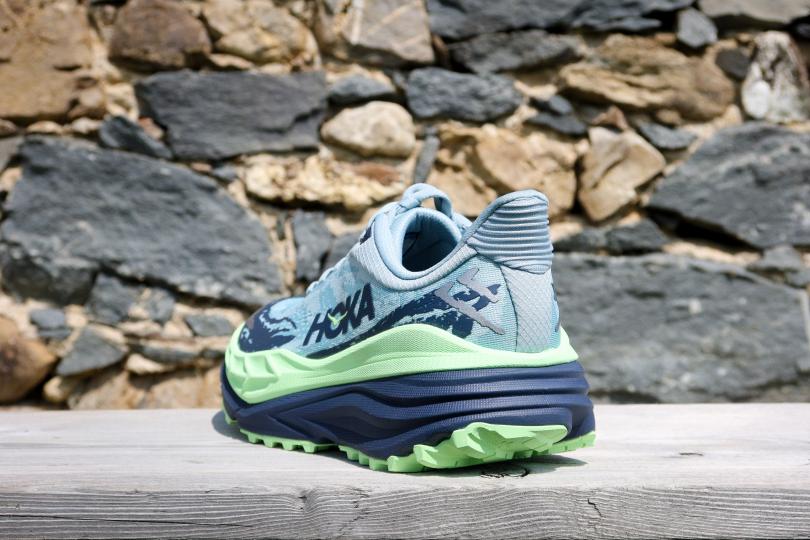 La Hoka Stinson 7, 3/4 arrière et talon