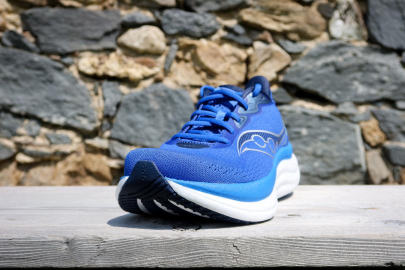 Vue sur l'avant de la Saucony Triumph 23