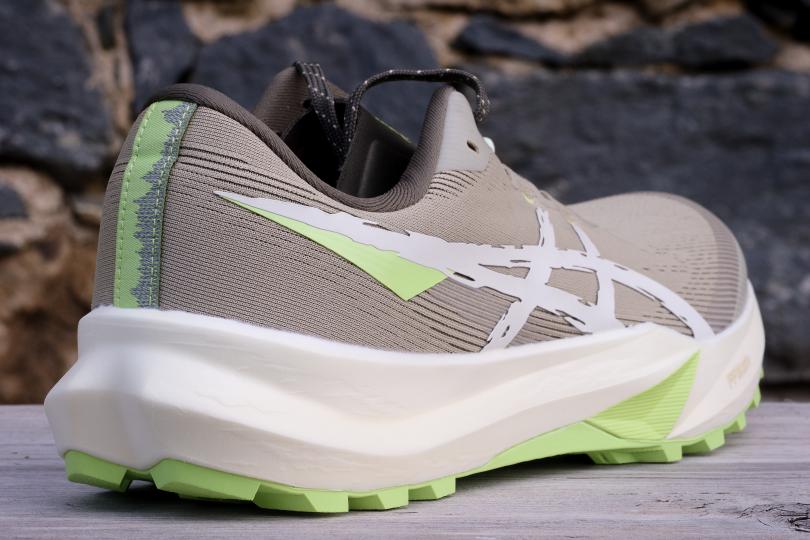 La Asics Fuji Lite 6, vue 3/4 arrière