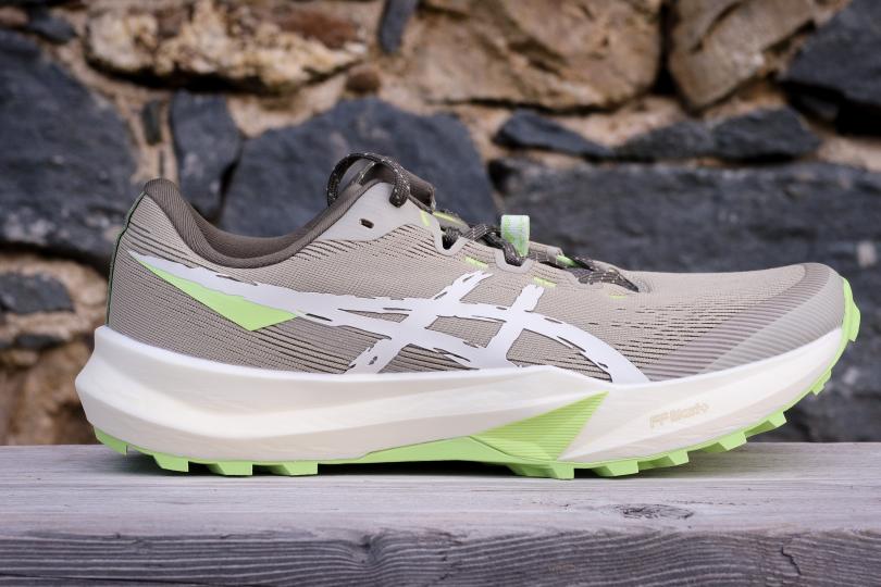 La Asics Fuji Lite 6 de profil