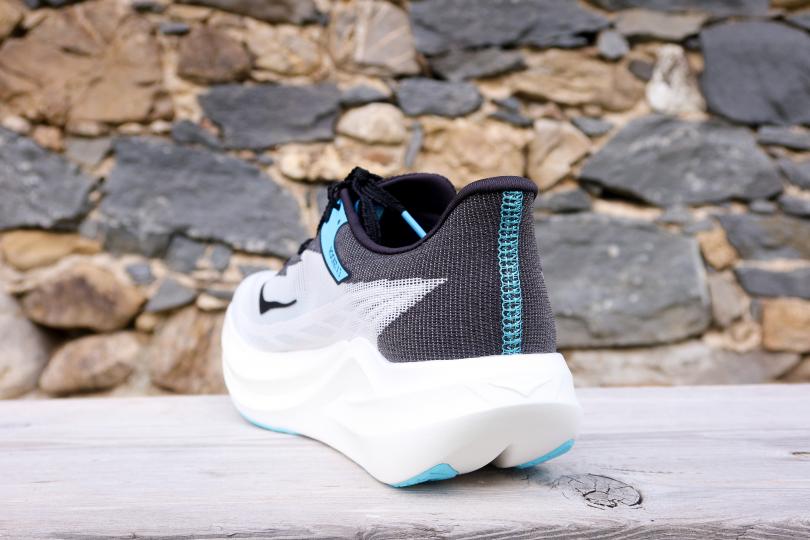 Hoka Rocket X 3, vue 3/4 arrière