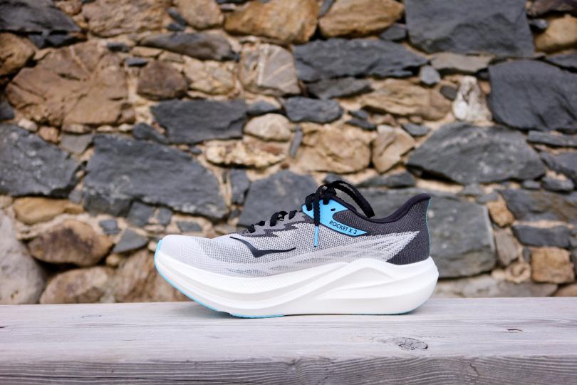 Hoka Rocket X 3, vue latérale