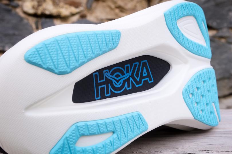La plaque carbone de la Hoka Rocket X 3
