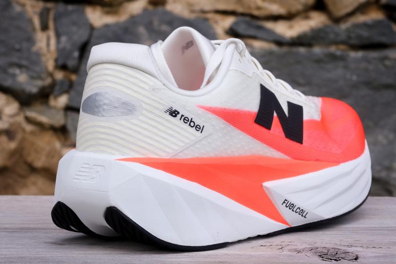 L'arrière et le talon de la New Balance FuelCell Rebel V5