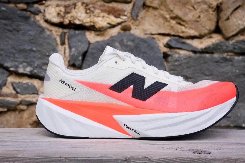 La New Balance FuelCell Rebel V5 de côté