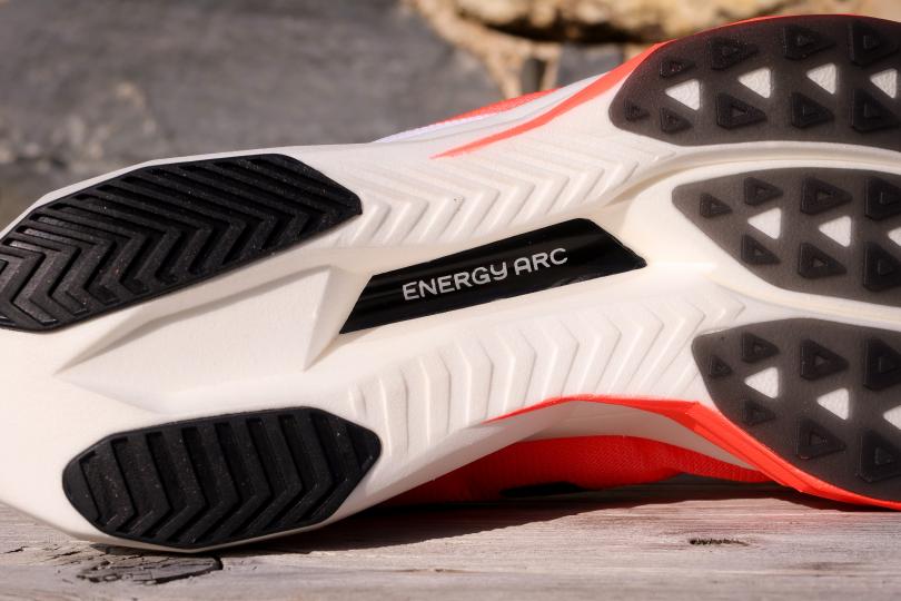 La plaque carbone des New Balance FuelCell SC Elite 5