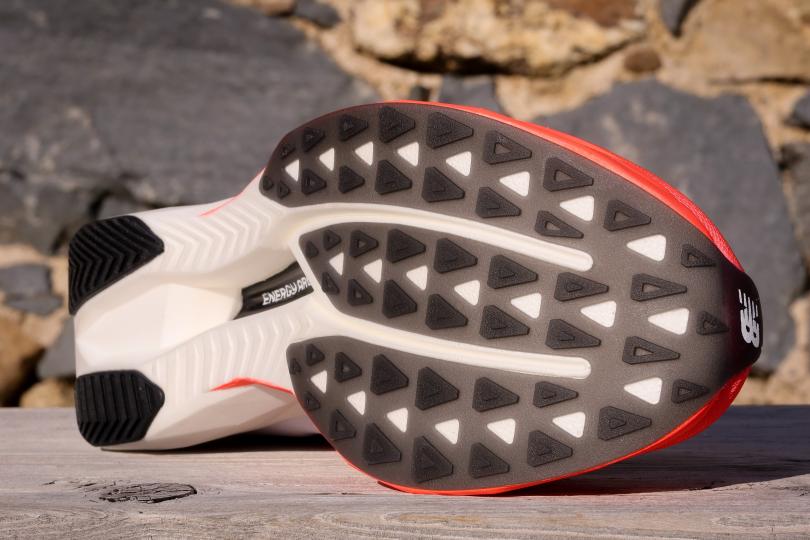 La semelle extérieure de la New Balance FuelCell SC Elite 5