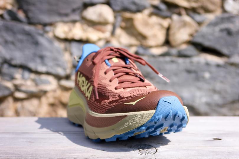 Vue avant / pare-pierres des Hoka Challenger 8