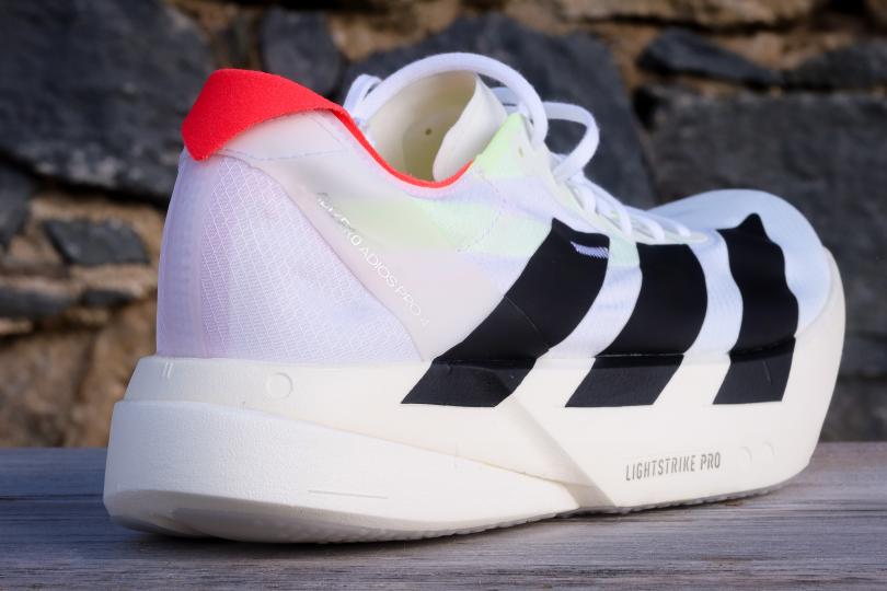 La adidas Adizero Adios Pro 4 vue de 3/4 arri&egrave;re