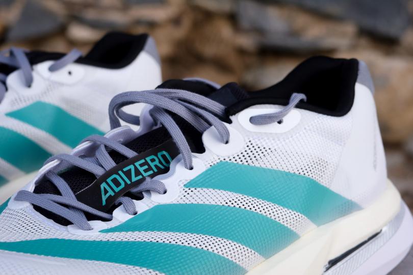 Les lacets et la languette des adidas Adizero Boston 13