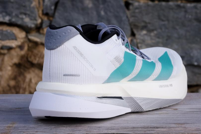 Le talon et l'arrière de la adidas Adizero Boston 13