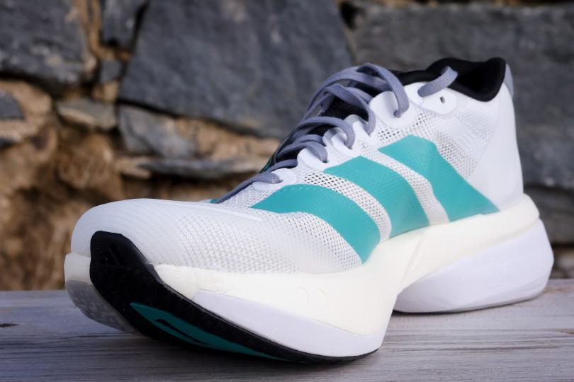 L'avant de la adidas Adizero Boston 13