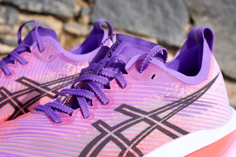 Asics MegaBlast, lacets, languette, tige