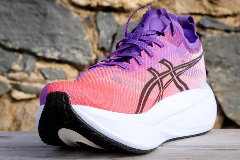 Asics MegaBlast, l'avant de 3 quarts