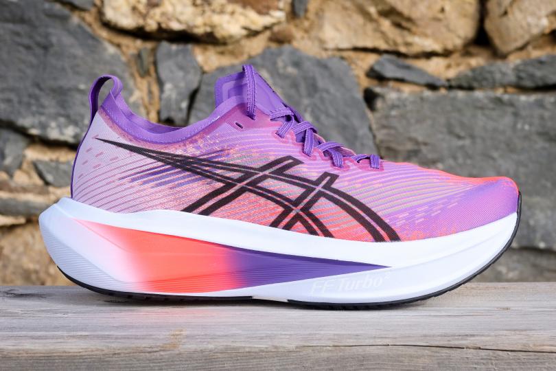 La Asics MegaBlast de profil