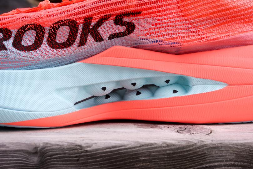 Zoom sur la plaque de la Brooks Hyperion Elite 5