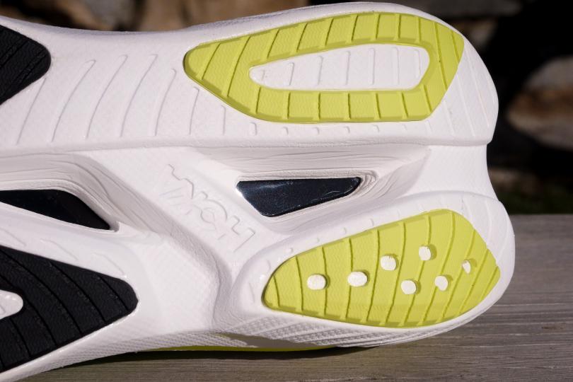 Zoom sur la semelle et la plaque de la Hoka Mach X 3