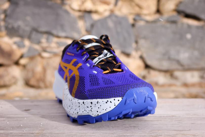 L'avant de la Asics Trabuco 14